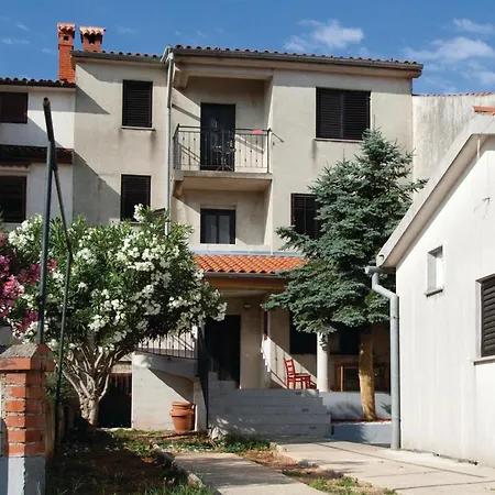 1 Bedroom Lovely In Apartment Pula