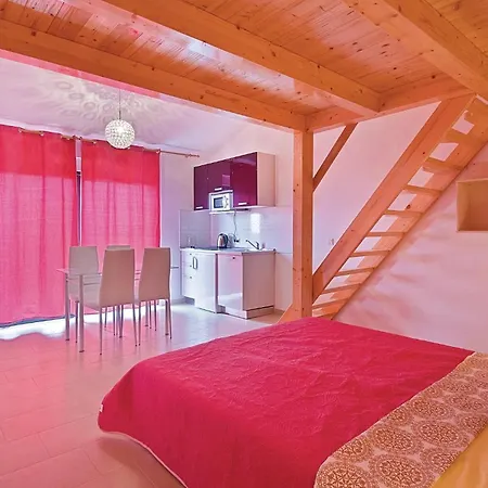 1 Bedroom Lovely In Apartment